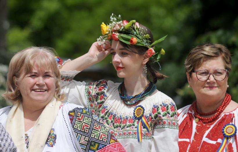Plimbare în costum popular cu ocazia Zilei Naționale a Portului Tradițional din România 18786222