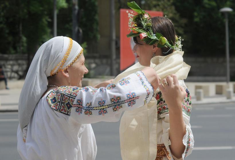 Plimbare în costum popular cu ocazia Zilei Naționale a Portului Tradițional din România 18786223