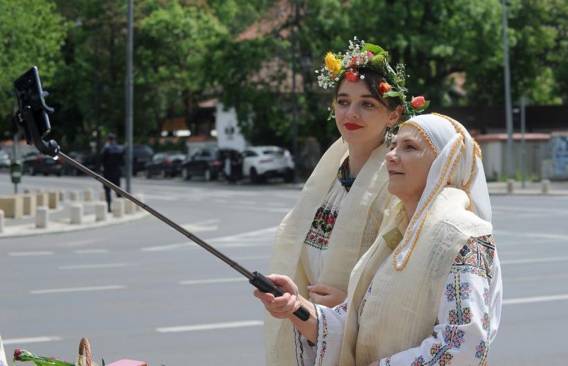 Plimbare în costum popular cu ocazia Zilei Naționale a Portului Tradițional din România 18786224