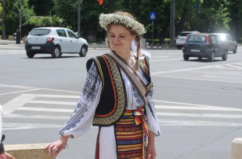 Plimbare în costum popular cu ocazia Zilei Naționale a Portului Tradițional din România 18786225