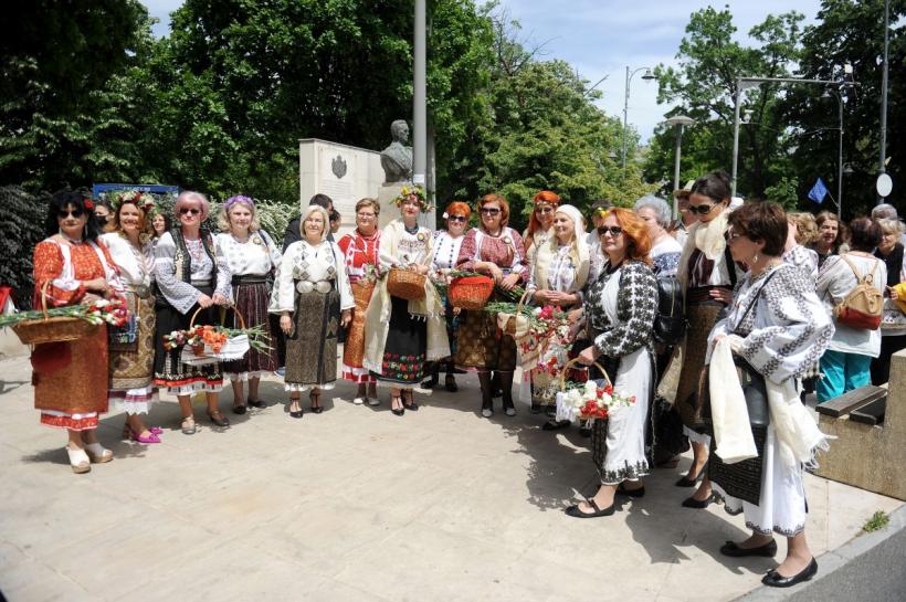 Plimbare în costum popular cu ocazia Zilei Naționale a Portului Tradițional din România 18786226