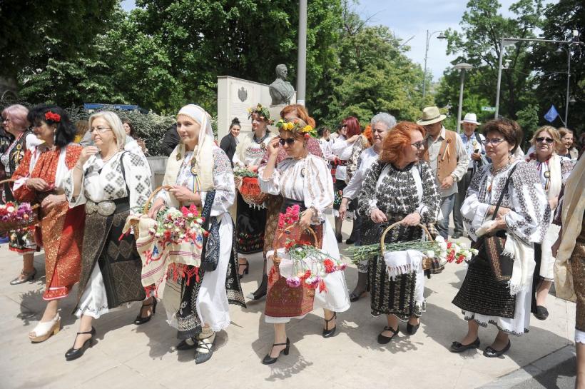 Plimbare în costum popular cu ocazia Zilei Naționale a Portului Tradițional din România 18786227