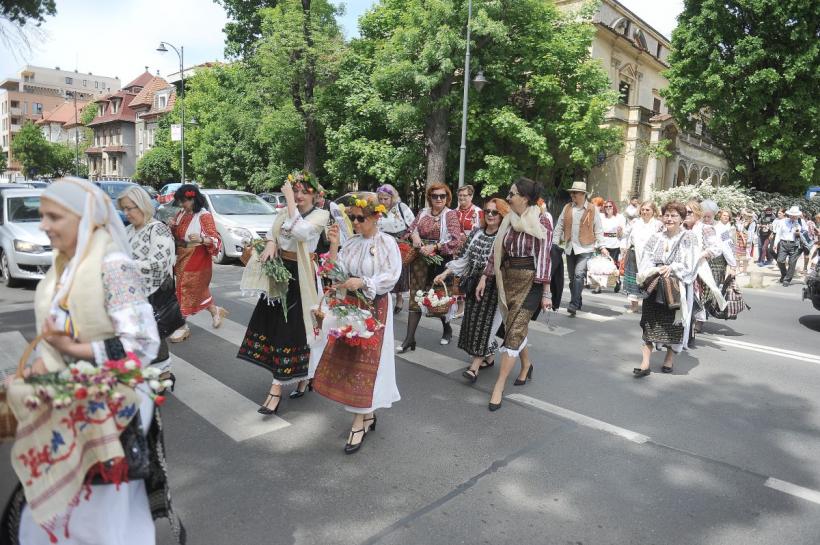 Plimbare în costum popular cu ocazia Zilei Naționale a Portului Tradițional din România 18786228