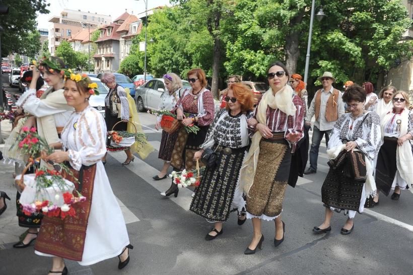 Plimbare în costum popular cu ocazia Zilei Naționale a Portului Tradițional din România 18786229