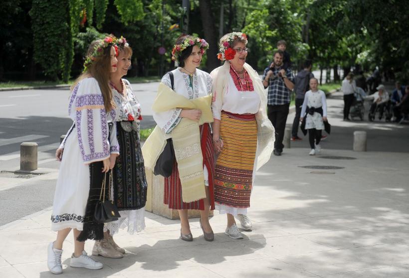 Plimbare în costum popular cu ocazia Zilei Naționale a Portului Tradițional din România 18786230