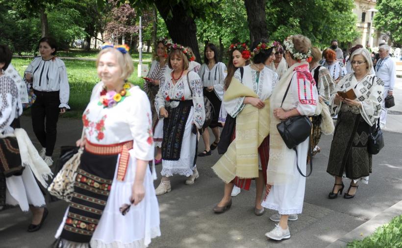 Plimbare în costum popular cu ocazia Zilei Naționale a Portului Tradițional din România 18786231