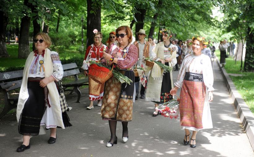 Plimbare în costum popular cu ocazia Zilei Naționale a Portului Tradițional din România 18786232