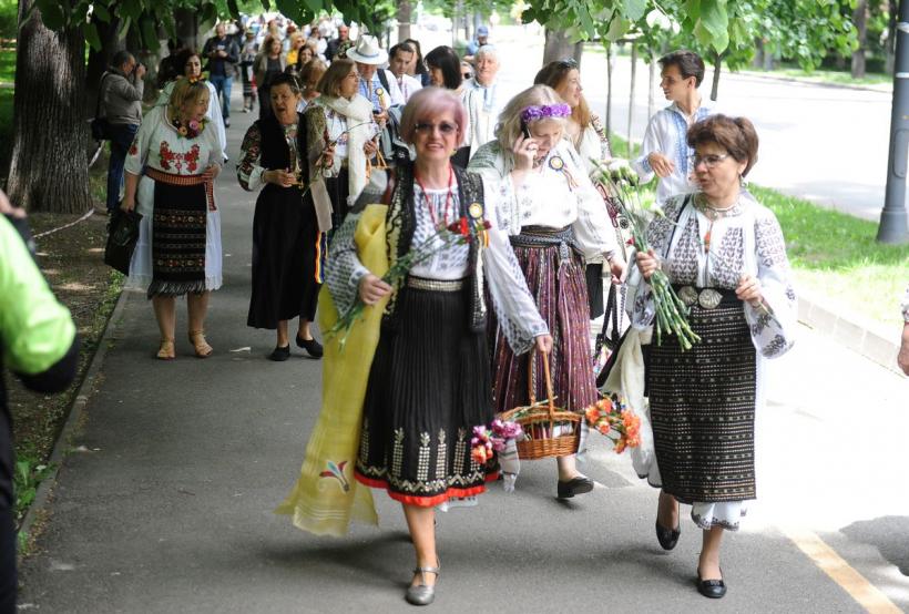 Plimbare în costum popular cu ocazia Zilei Naționale a Portului Tradițional din România 18786233