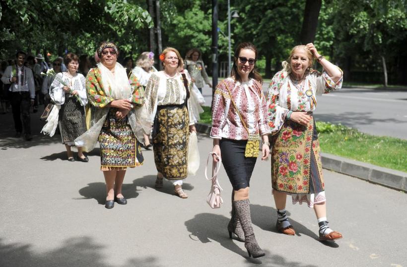 Plimbare în costum popular cu ocazia Zilei Naționale a Portului Tradițional din România 18786234