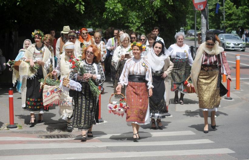 Plimbare în costum popular cu ocazia Zilei Naționale a Portului Tradițional din România 18786235
