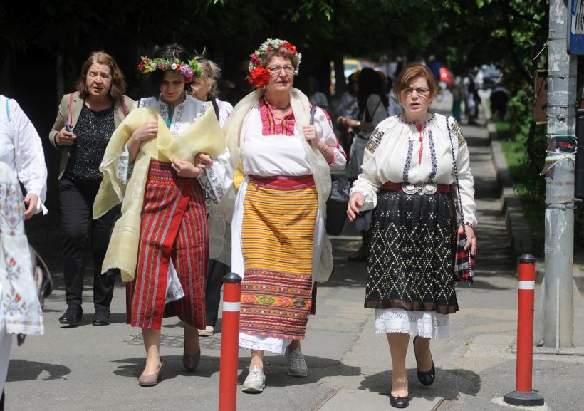 Plimbare în costum popular cu ocazia Zilei Naționale a Portului Tradițional din România 18786236