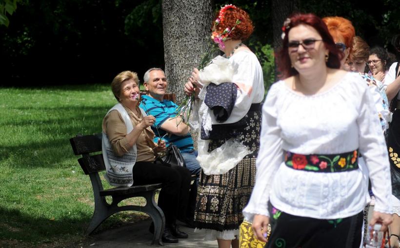 Plimbare în costum popular cu ocazia Zilei Naționale a Portului Tradițional din România 18786237