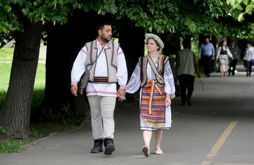 Plimbare în costum popular cu ocazia Zilei Naționale a Portului Tradițional din România 18786238