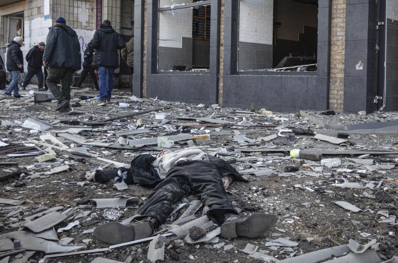 44 de cadavre, găsite într-o clădire distrusă în Izyum. Cel puțin 100 de civili rezistă la Azovstal