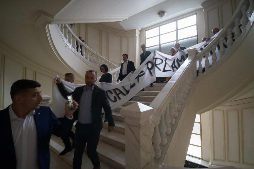 Scandal în Parlament. Un deputat AUR l-a amenințat cu bătaia pe șeful grupului PSD 18786404