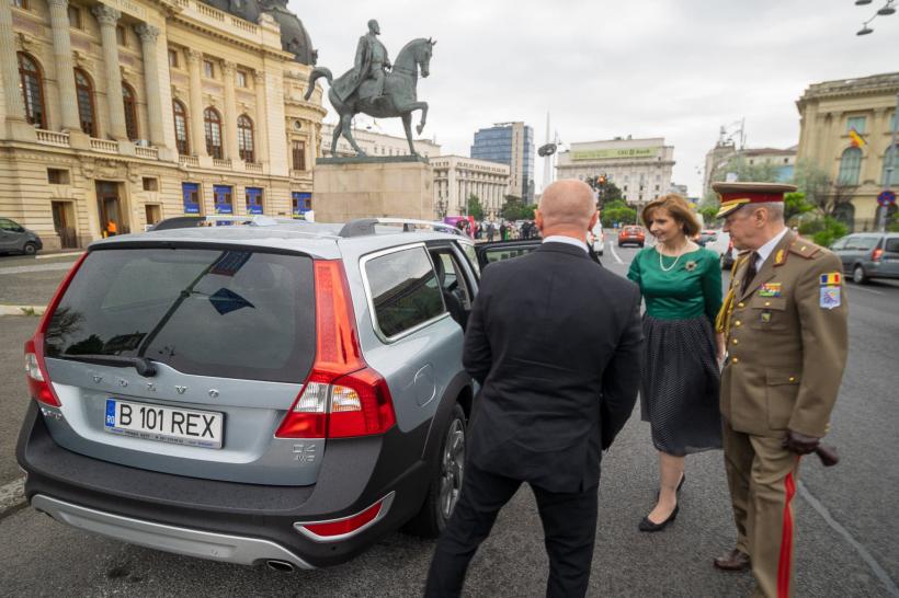 Ziua Regalităţii: Principesa Maria a depus flori la statuia Regelui Carol I din Piaţa Palatului Regal 18786398