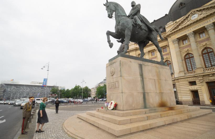 Ziua Regalităţii: Principesa Maria a depus flori la statuia Regelui Carol I din Piaţa Palatului Regal 18786401