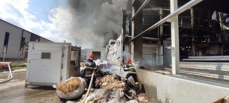 Cluj: Incendiu puternic în hala unei firme care produce cauciucuri