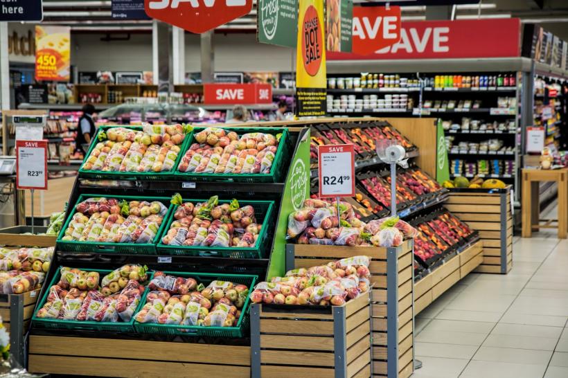 ANPC oprește temporar activitatea a două magazine Auchan, din Suceava și Iași