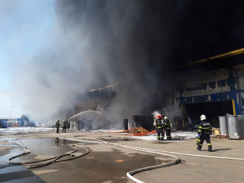 Incendiu uriaș în Oradea. Două depozite sunt în flăcări