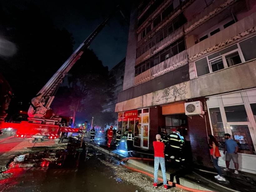 Incendiu puternic în Sectorul 5. Peste 120 de persoane au ieșit din apartamente