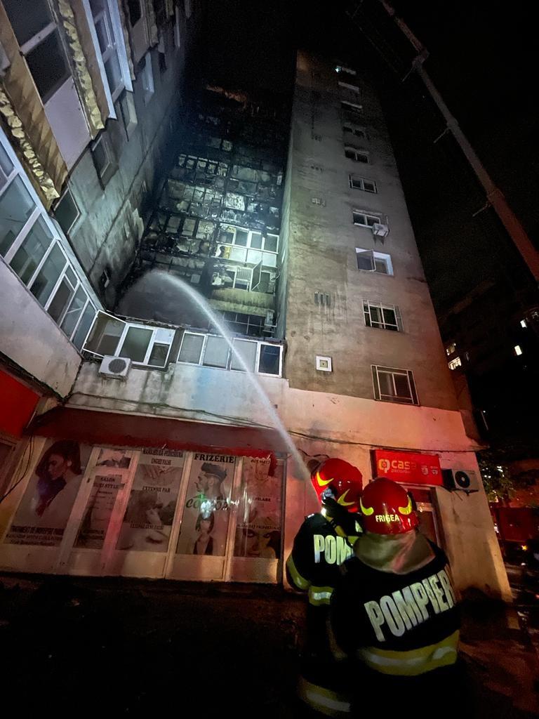 Incendiu puternic în Sectorul 5. Peste 120 de persoane au ieșit din apartamente 18786928