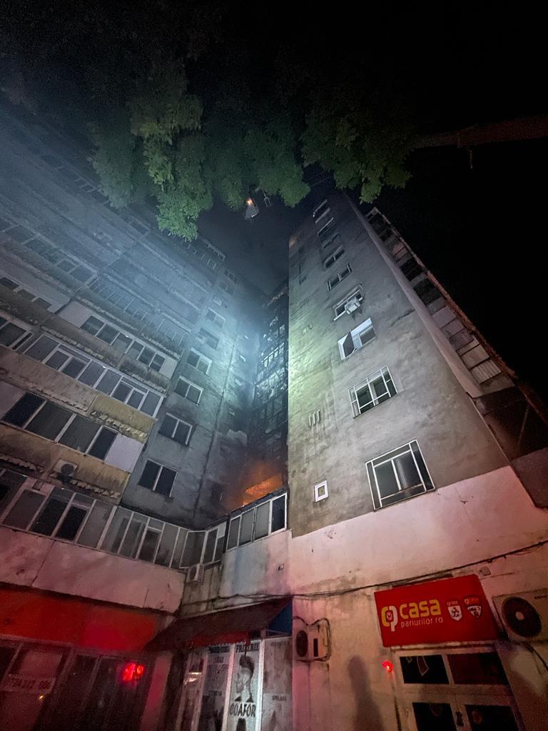 Incendiu puternic în Sectorul 5. Peste 120 de persoane au ieșit din apartamente 18786929