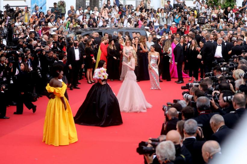 Festivalul de Film de la Cannes a debutat cu vedete elegante, un film cu zombi şi puţine măşti sanitare