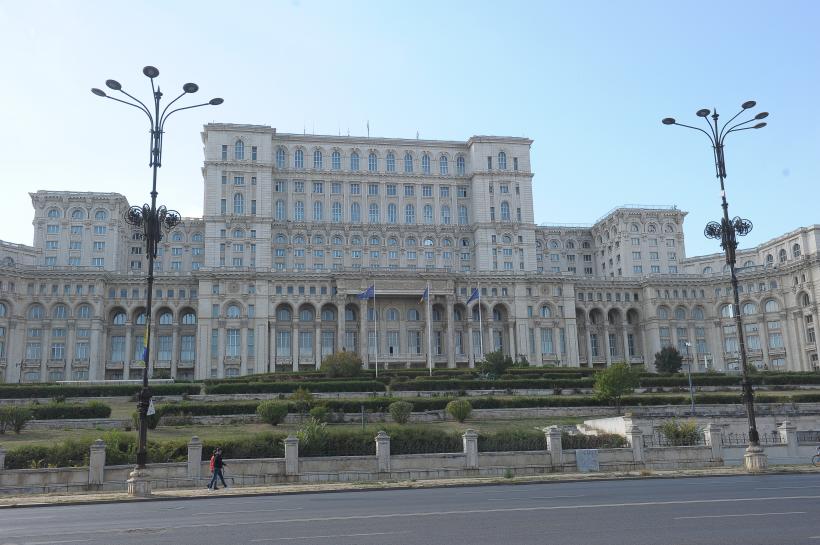Arborarea drapelelor la Palatul Parlamentului costă 1,8 milioane de lei