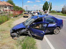 Trei mașini, implicate într-un accident în Cluj. Șase adulți și un copil, duși la spital