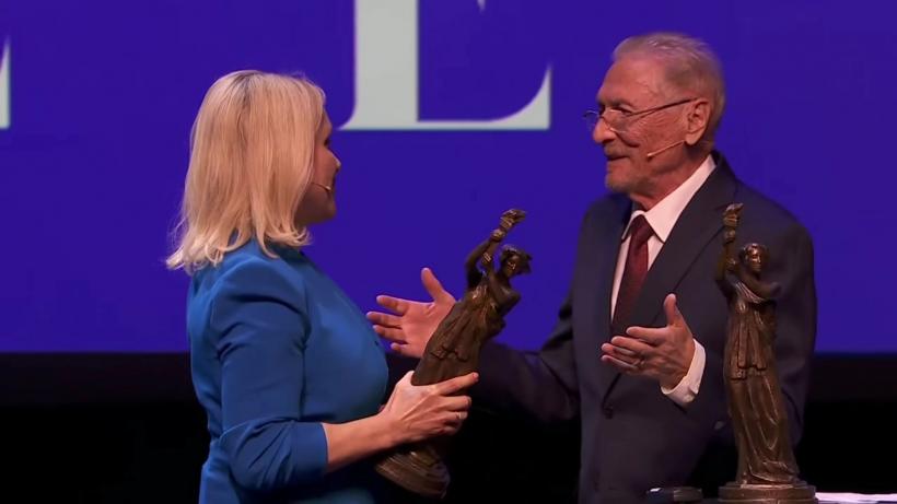 „Premiul Internațional Václav Havel pentru Disidență Creativă”, decernat de Emil Constantinescu jurnalistei Marina Ovsiannikova 18788188