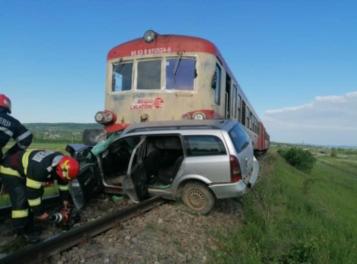 Accident grav în Iași. Un tren a lovit un autoturism. Șoferul a murit 18788277