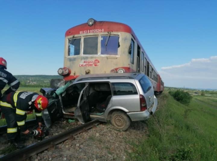 Accident grav în Iași. Un tren a lovit un autoturism. Șoferul a murit