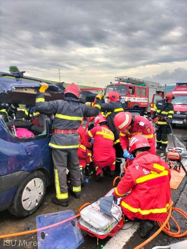 Accident cumplit în Mureș. 8 persoane sunt grav rănite 