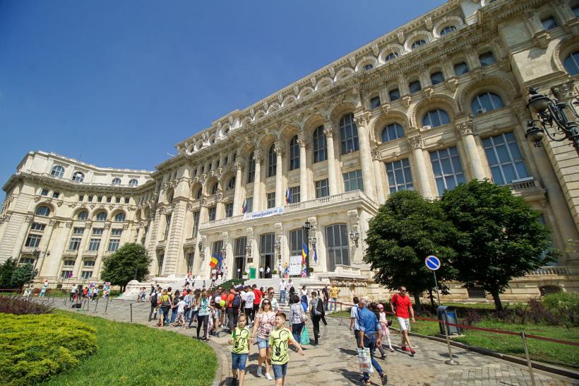 Florin Cîțu crede că modificarea legii educaţiei naţionale trebuie discutată și cu reprezentanţii elevilor 18788841