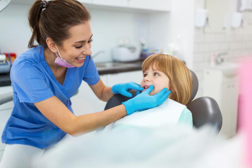 Tratamentele stomatologice au scăzut cu 30% în ultimii 10 ani. 50% dintre copii nu respectă normele de igienă orală