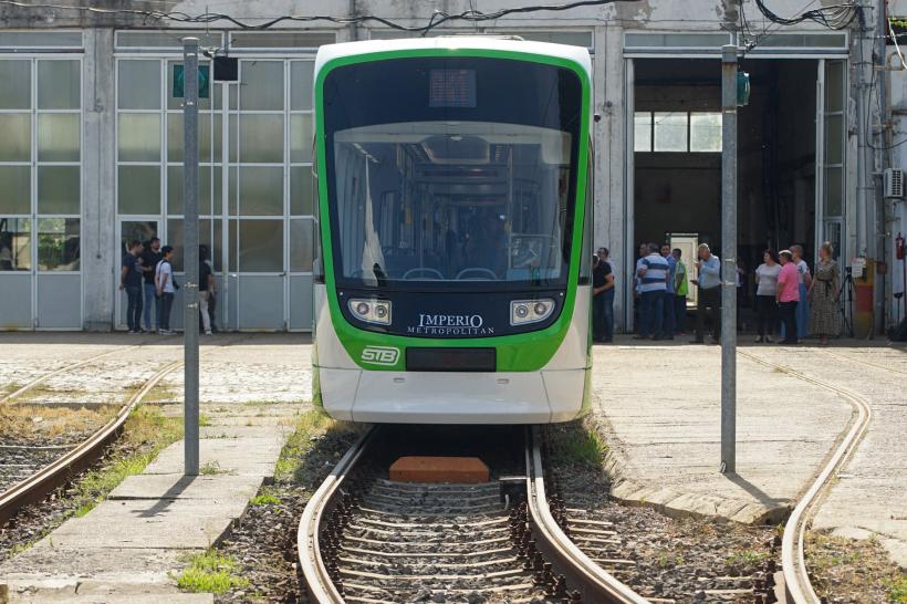 Primul tramvai achiziționat de Primăria Capitalei după Revoluție a ajuns la București 18789011