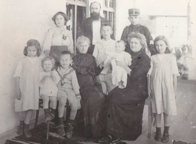 1.000 de cărți, 100.000 de scrisori și 9 cartușe 18789319