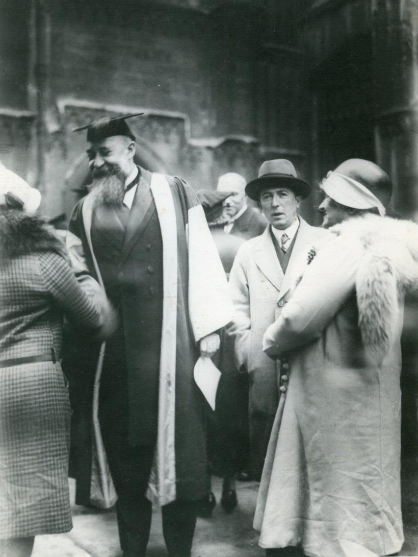 1.000 de cărți, 100.000 de scrisori și 9 cartușe 18789322