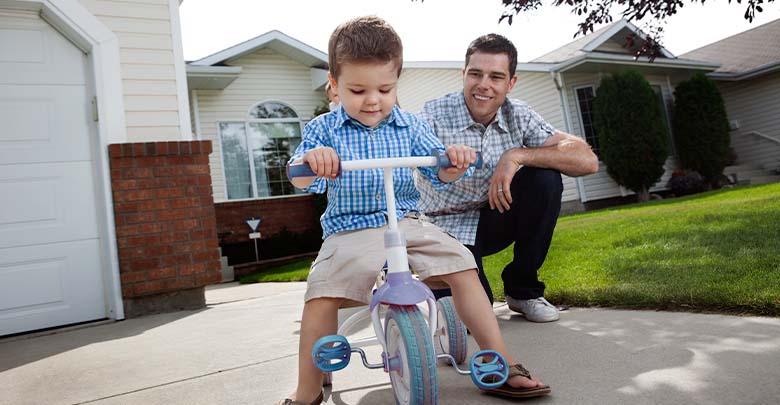 Mașinuțe de împins vs. triciclete cu control parental: ce să alegi?