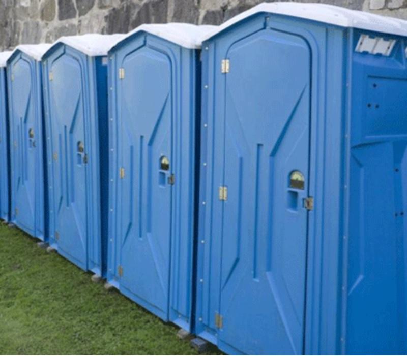 Transgaz închiriază toalete ecologice cu aproape 40.000 de euro