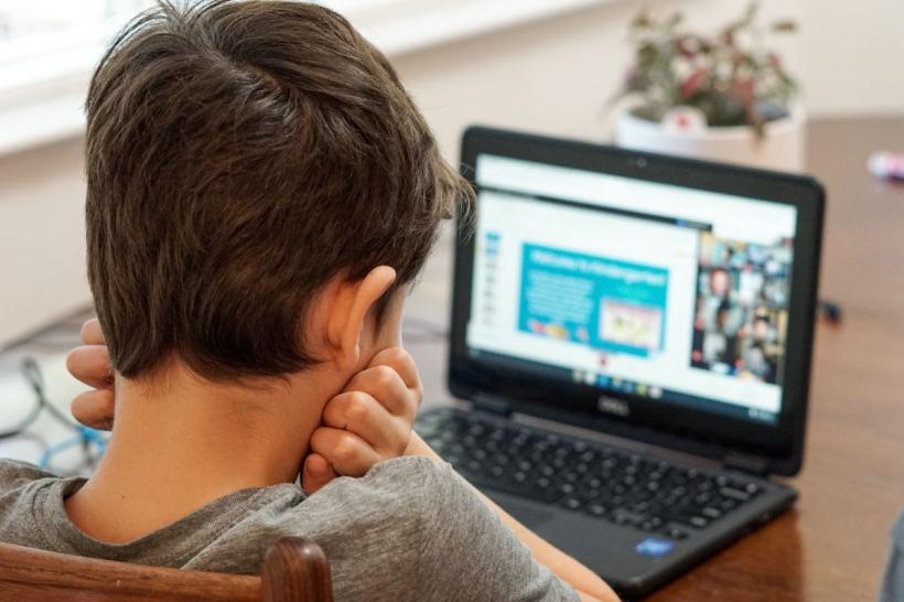 1 din 2 copii români petrece până la 6 ore pe săptămână online