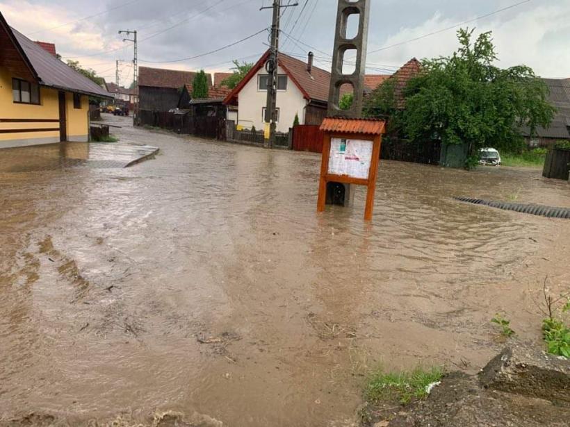 Salvare inedită în Prahova. Angajatul unei companii s-a urcat pe o masă din cauza inundațiilor