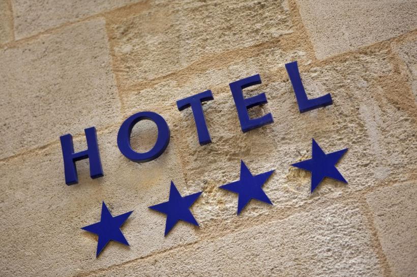 Ce facilități oferă un hotel de 4 stele și cum îl alegi