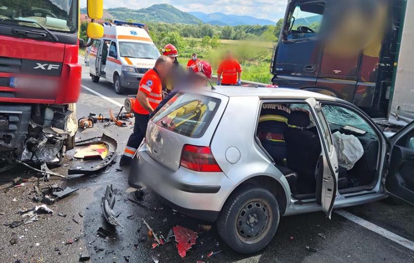 Accident grav în Cluj. Coliziune între două camioane, un microbuz, o camionetă și o mașină: o femeie a murit