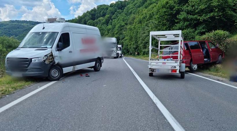 Accident grav în Cluj. Coliziune între două camioane, un microbuz, o camionetă și o mașină: o femeie a murit 18790582