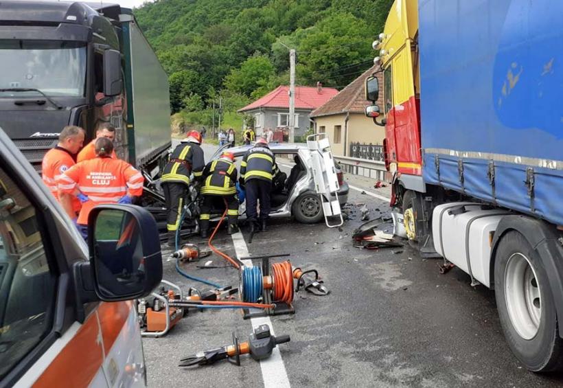 Accident grav în Cluj. Coliziune între două camioane, un microbuz, o camionetă și o mașină: o femeie a murit 18790583