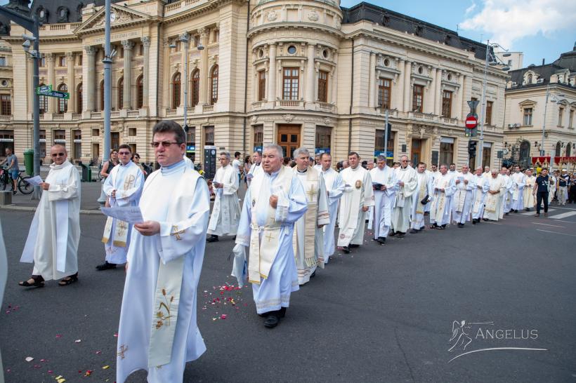 Arhiepiscopia Romano-Catolică de București a organizat procesiunea cu Preasfântul Sacrament pe străzile din centrul Capitalei