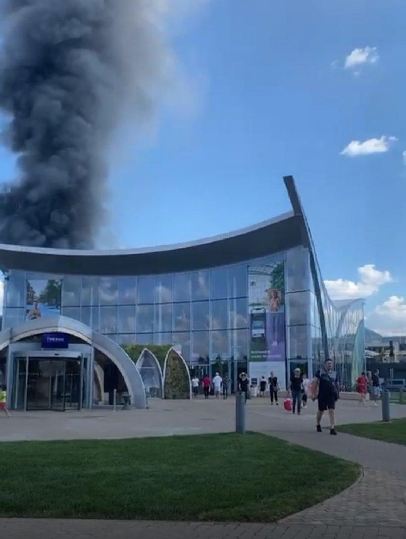 Incendiu de proporții la Therme. Mai multe persoane au fost evacuate 18790706