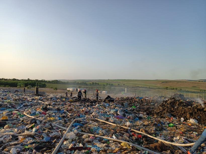 Incendiu la un depozit ecologic de deșeuri din Botoșani